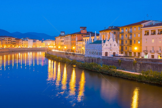 天空建筑学意大利比萨市天际和阿诺河丰富多彩的图片