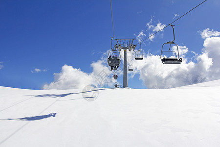 雪山上的缆车图片