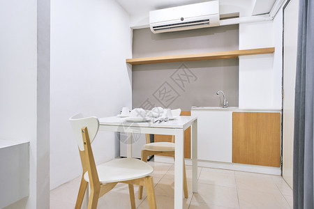 厨房室内装饰现代公寓房内装饰概念思想设计书白色桌子在厨房室装配木制椅子晚餐松弛白色的图片