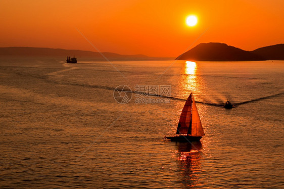 克罗地亚人得里海的日落及其在克罗地亚斯普利特港入口处的倒影中玩耍船只亚得里海的日落及其在克罗地亚斯普利特港入口处的倒影中玩耍船只图片