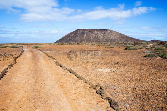 晴天西班牙加那利群岛Fuerteventura附近的LosLobos小岛上的Trail和LaCaldera火山沙漠的预订图片