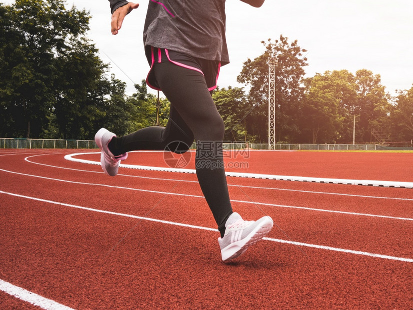 数字种族在体育赛场道上运动服装中的妇女跑步锻练的女者健康生活方式概念身体图片