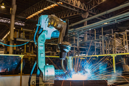 汽车厂机器人焊接运动的向服务自化火花图片