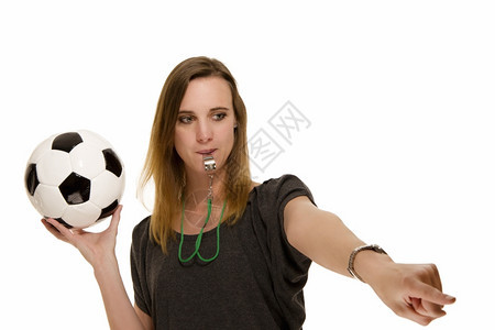闲暇女人吹口哨拿着风指足球对某个女人的指向一个女人用风哨指着足球对白色背景的东西黑时间图片