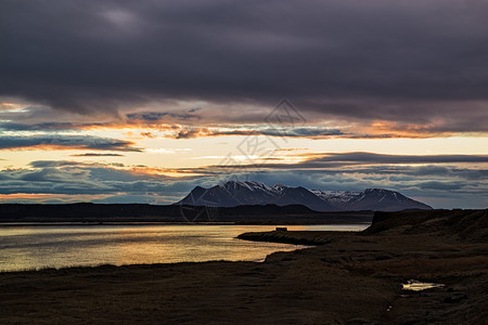 水平的岩石冰岛瓦特内斯半日出时的山脉和海洋冰岛瓦特内斯半日出时的山脉和海洋地平线图片