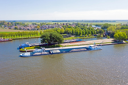 在荷兰阿姆斯特丹附近的阿姆斯特丹Rijnkanaal上装载货运船渠道镇自然图片