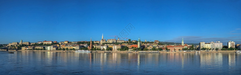 欧洲旅行游匈牙利布达佩斯1802年匈牙利布达佩斯多瑙河全景以及匈牙利布达佩斯阳光明媚的夏季清晨多瑙河布达堤岸图片