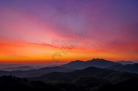 夜晚清晨在山地尼恩昌苏克山皮洛坎沙纳布里山的美丽日出神经元泰国图片