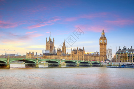 天空之桥华丽的城市建造日落时英国伦敦大本和议会厦背景