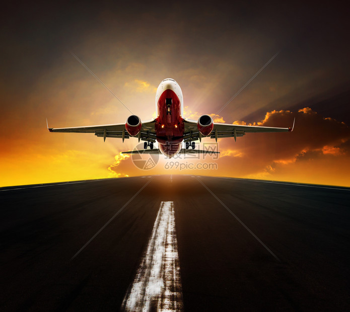 商业阿加辛服用从机场跑道上起飞的客机美丽太阳升起天空图片