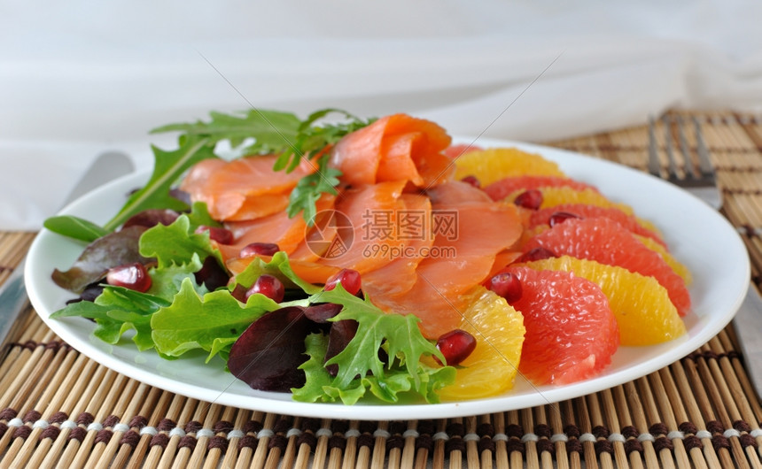卡路里甜菜开胃鲑鱼含橙子和葡萄汁以及混合生菜优雅的图片