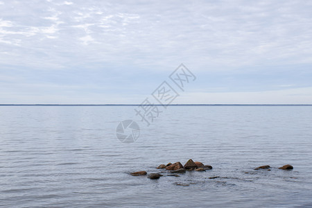 结石波罗的海瑞典群岛奥兰德海岸附近的平静水中海景风滑石位于波罗地海自然沿图片