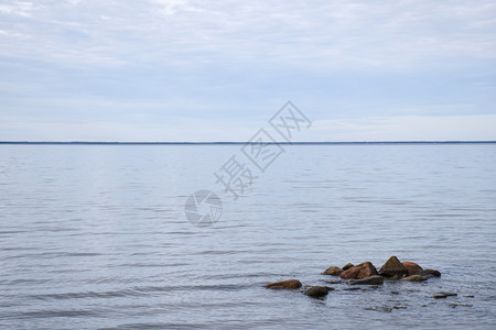 海洋经过波罗的瑞典群岛奥兰德海岸附近的平静水中海景风滑石位于波罗地海风景优美图片