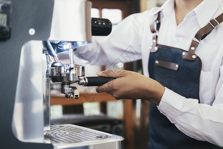 围裙所有者器具小型商业咖啡厅老板在工作咖啡铺面服务店家咖啡铺面服务图片