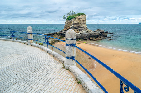 风景因为西班牙北部坎塔布里亚州桑坦德市山马海滩的景象西班牙北部Cantabria的骆驼海滩水图片