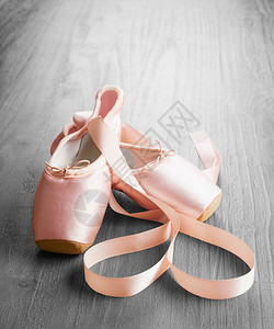 优质的木头克罗波托夫新的粉红芭蕾指针鞋用旧木本底图片