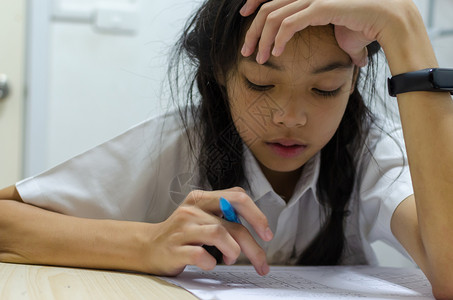 不想学习的小女孩图片