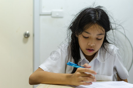 不想学习的小女孩图片