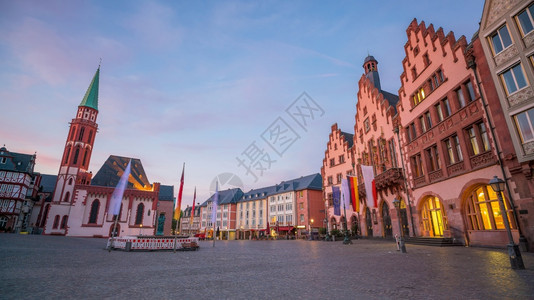 建筑学城市的旅行日出时在德国法兰克福市中心的旧城广场罗默堡图片