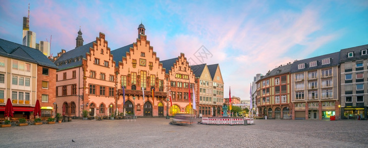 著名的传统日出时在德国法兰克福市中心的旧城广场罗默堡德语图片