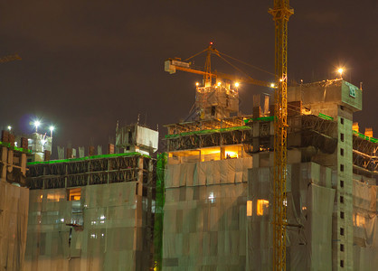 在职的建筑物工业造起重机和夜间建筑的设行业图片