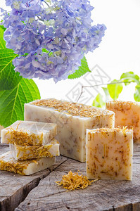 卫生滋养使用橄榄油果和可奶的自制卡结叶和茶树草天然肥皂乳木果图片