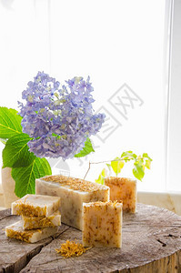 使用橄榄油果和可奶的自制卡结叶和茶树草天然肥皂干净的乳木果皮肤图片