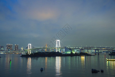 在日本河上奥代巴桥的彩虹天光下风景台场日落图片