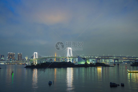 在日本河上奥代巴桥的彩虹天光下风景台场日落图片