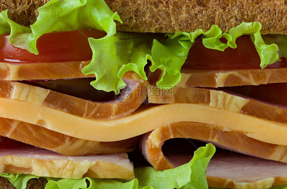 熟食店牛肉三明治背景红色的图片