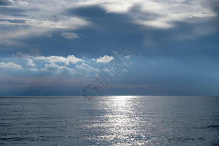 黄昏时的海洋太阳在地平线下海浪美丽的明亮图片