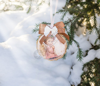 闪亮的银松树圣诞装饰着一团手工制作的球图片