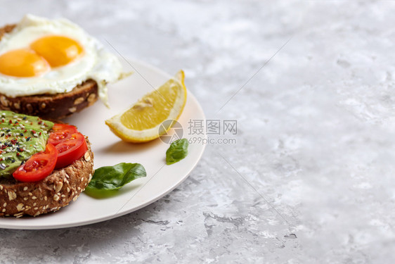 黑麦面包上健康鸡蛋吐司配西红柿蔬菜早午餐鸟饭甜食美味的绿色汉堡食谱早餐吃肉饼配西红茄和巴尔有机健身午餐食物复制空间Avocado图片