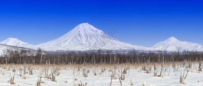 蓝色的堪察卡半岛冬季山地景色观自然图片