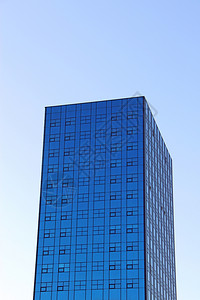 位于罗兹的摩天大楼位于罗兹的高摩天大楼与蓝色窗户位于波兰城市罗兹的现代建筑与平等的窗户位于波兰城市罗兹的现代摩天大楼与平等的窗户图片