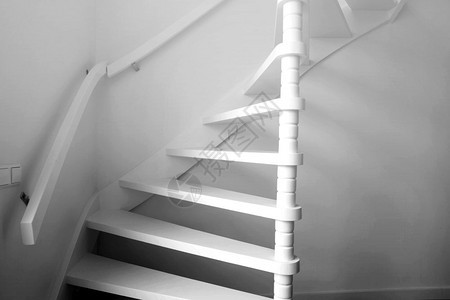 肮脏的垃圾摇滚天空楼梯黑白的重影木楼梯现代设计特写楼梯黑白的重影木楼梯现代设计图片