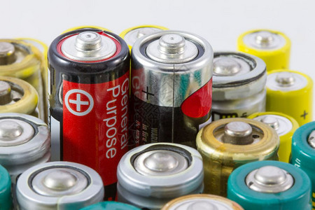 AA碱电池有选择地聚焦于两个红黑预抛电池活力行业气图片