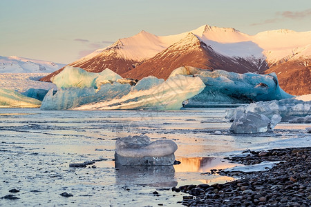 天空冰岛瓦特纳川公园Jokulsarlon湖日出时的冰山岛日出时湖中的冰山景观漂浮图片