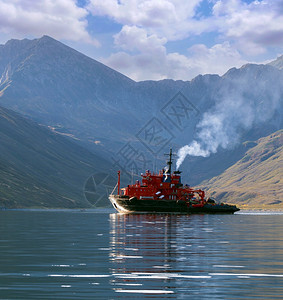 行业工的喀察特卡半岛救援船在堪察特卡半岛湾的救助舰上搭乘难船航海背景图片