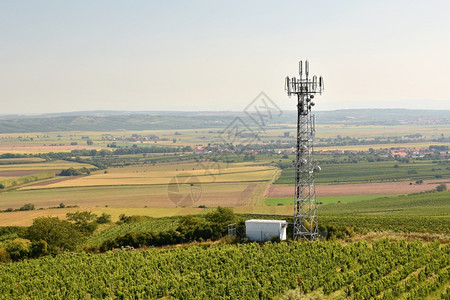 蓝色的无线上网电信塔操纵视天线无技术数据图片