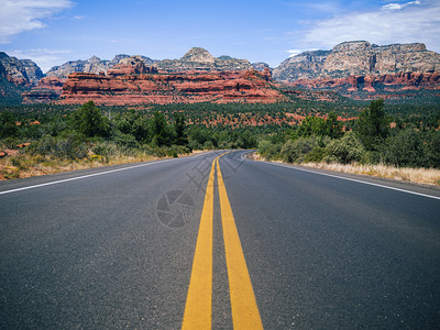 梅斯卡尔天岩石驾驶在亚利桑那州塞多纳的博因顿过道上驶向博因顿峡谷和梅斯卡山图片