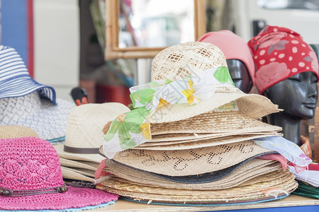 传统的工艺供妇女在当地市场上销售的草帽女士图片