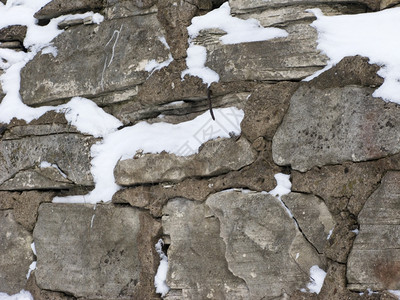 水泥外部的样本灰石墙碎片化和下雪图片