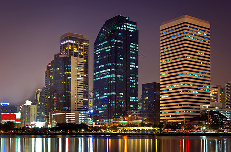 住宅玻璃夜间城市景办公大楼和来自泰国公共园的黄昏风景寓内置图片