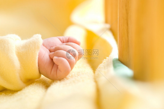 投标关心可爱的小紧手婴儿用木栅栏在床上的手选2013图片