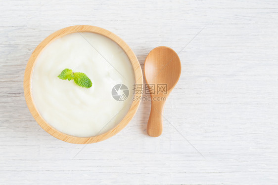 桌子上美味的酸奶图片