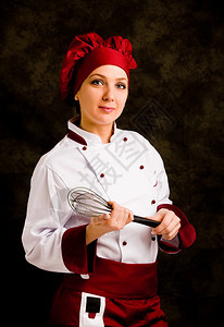 年轻成功女厨师手上抽鞭子的相片餐厅对比欧洲的图片