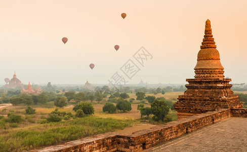 佛塔金的缅甸日出时在巴根古老的神庙文化图片