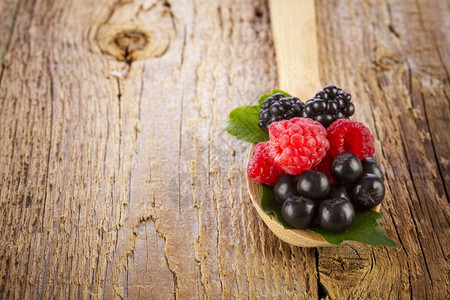 夏天枸杞粮食木桌上用勺子的新鲜果图片