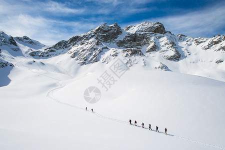 雪山登山团队图片